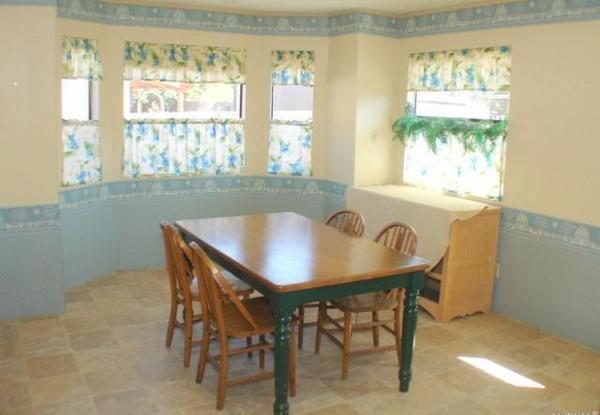 Dining room. (Image courtesy of RE/MAX Pros)