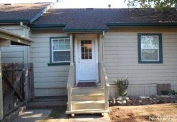 Entry to the granny unit. (Photo courtesy of Coldwell Banker)